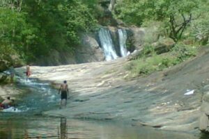 Shenbaga Thoppu Meenvetti Parai Waterfalls