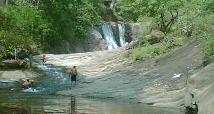Shenbaga Thoppu Meenvetti Parai Waterfalls